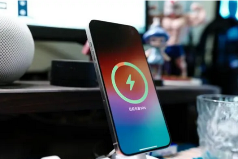 中和镇苹果15换屏服务分享用什么充电器给iPhone15充电更好 